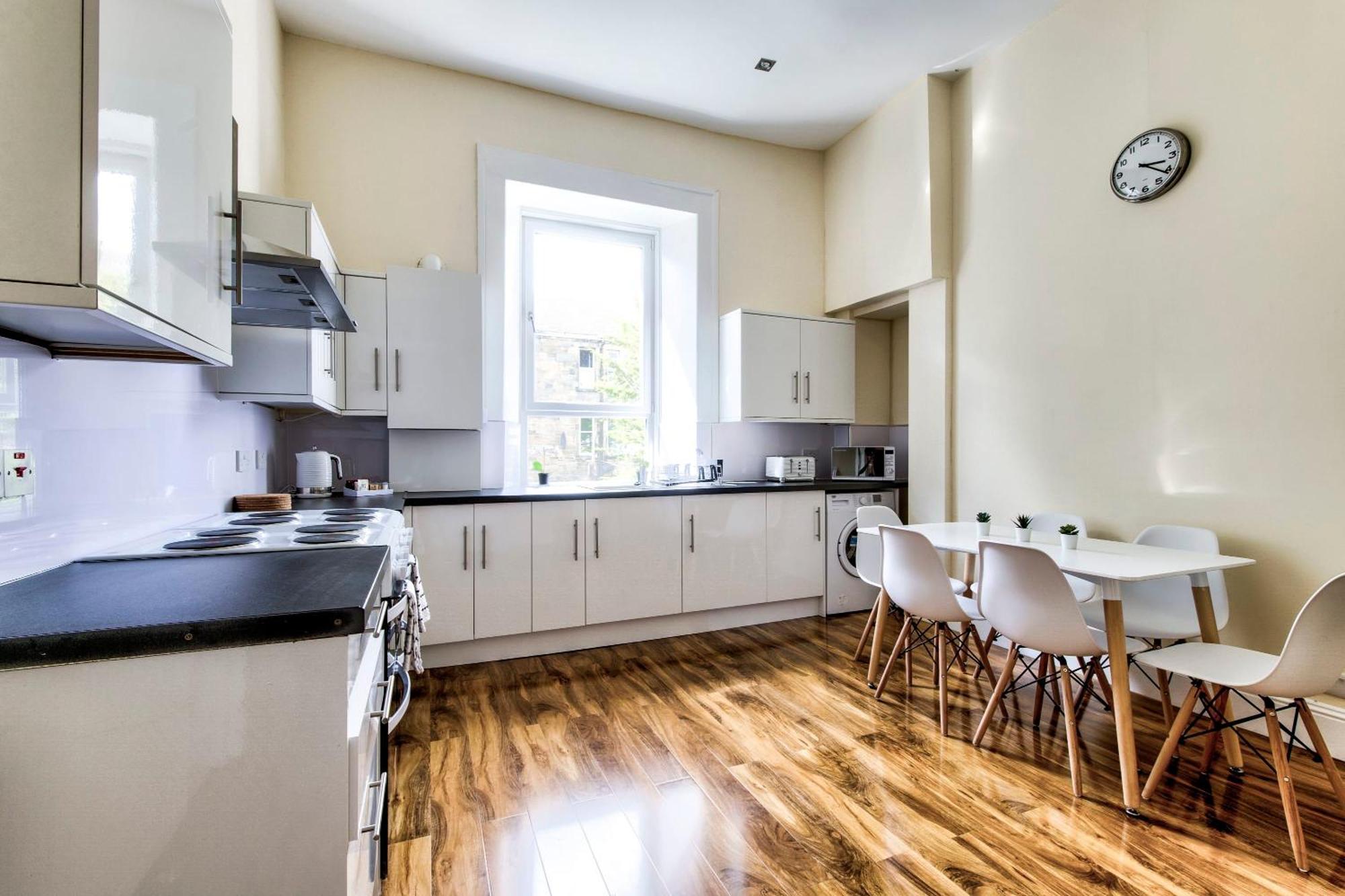 Stunning 5 Bedroom Apt, Close To Centre, Sec, Hydro And Motorway Apartamento