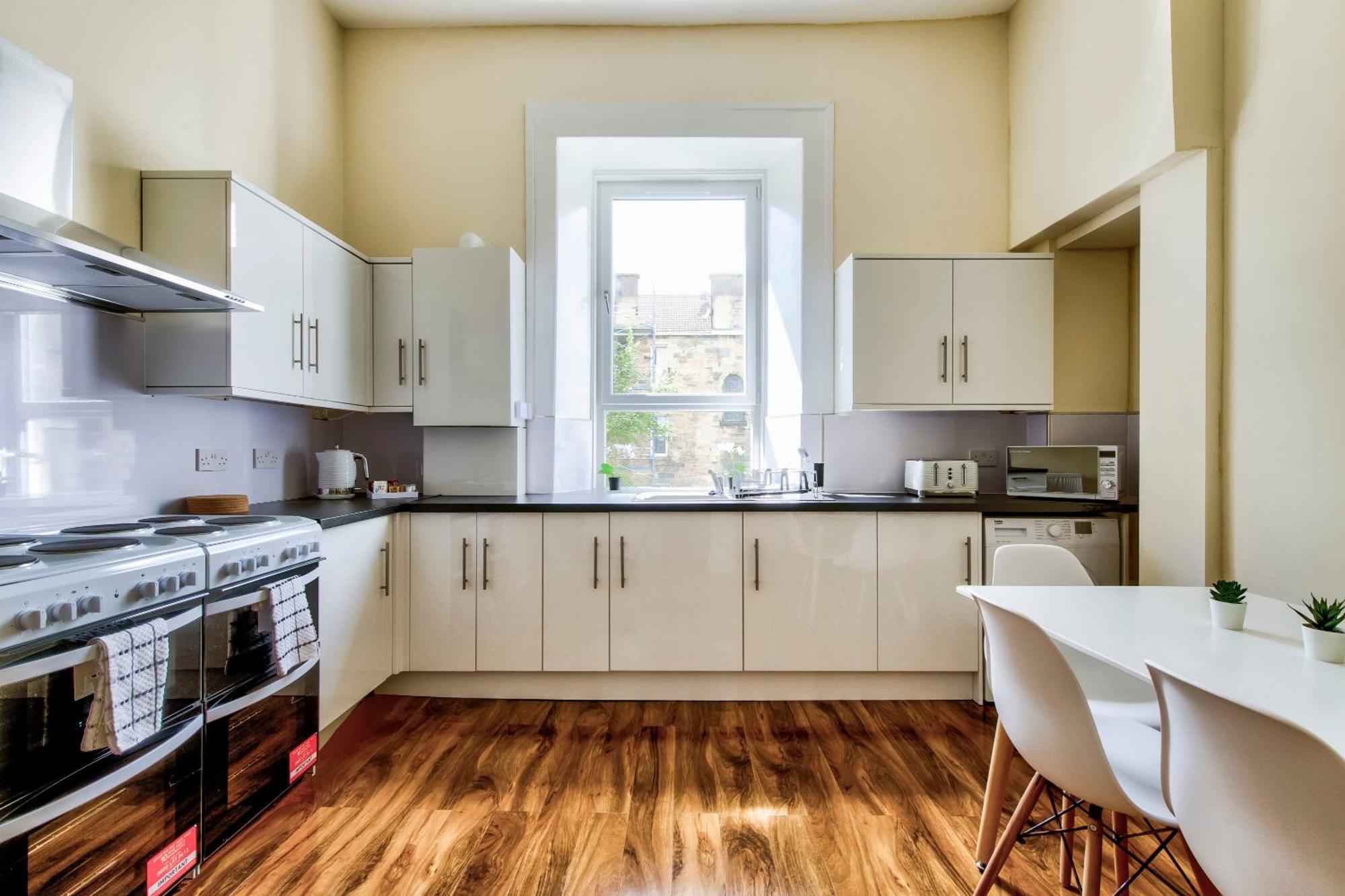 Apartamento Stunning 5 Bedroom Apt, Close To Centre, Sec, Hydro And Motorway *