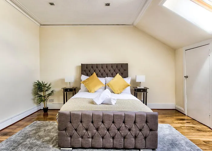Stunning 5 Bedroom Apt, Close To City Centre, Sec, Hydro And Motorway