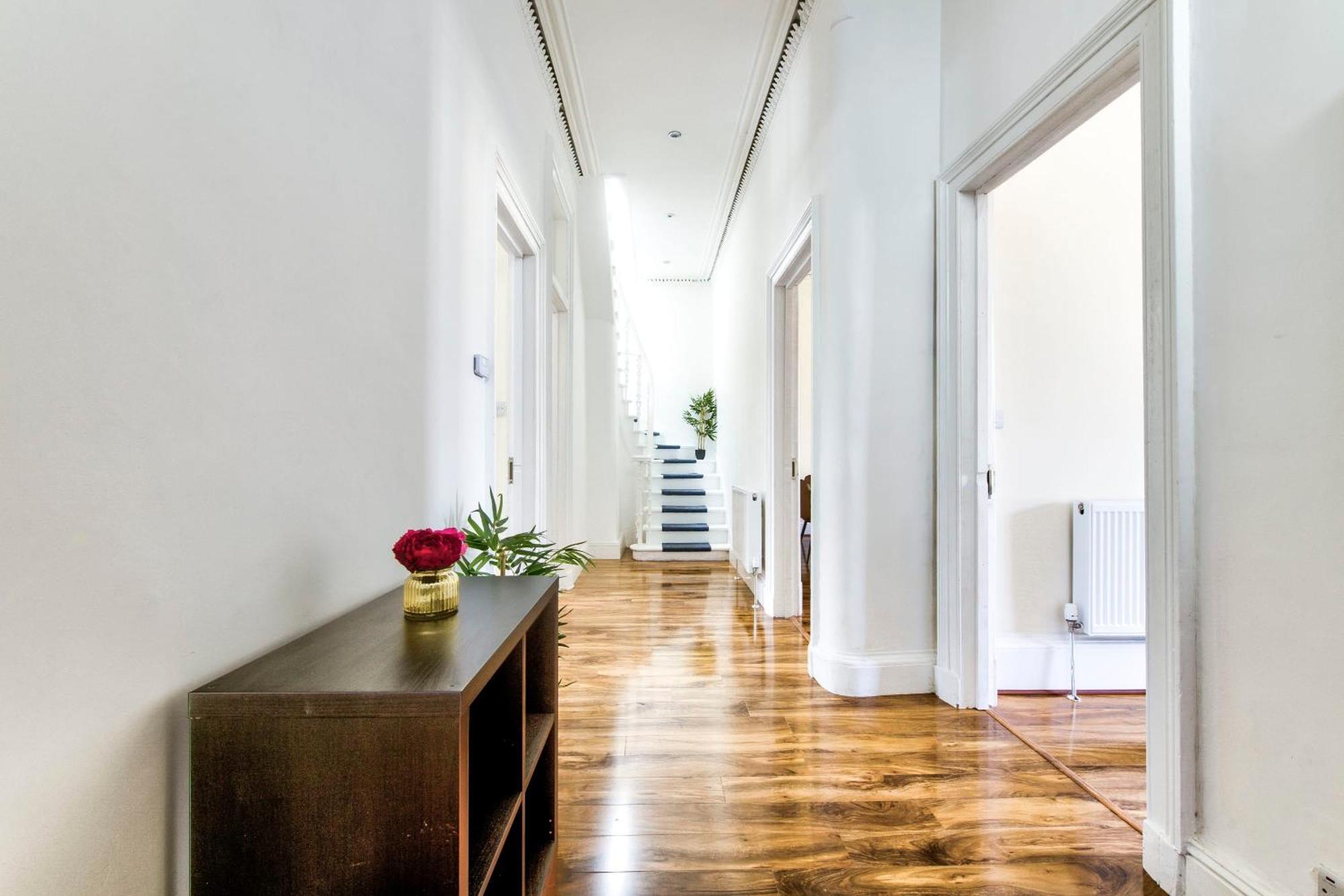 Stunning 5 Bedroom Apt, Close To Centre, Sec, Hydro And Motorway Appartement *