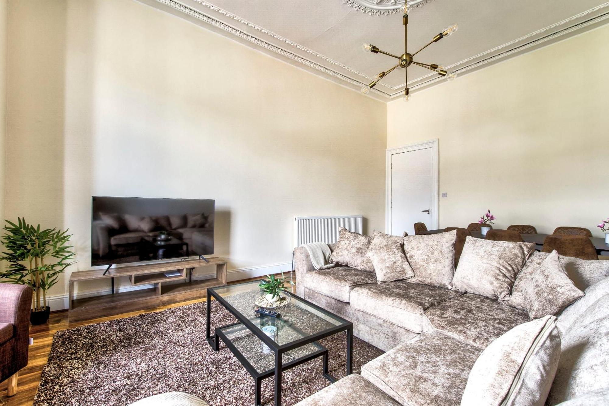 Stunning 5 Bedroom Apt, Close To Centre, Sec, Hydro And Motorway Appartement