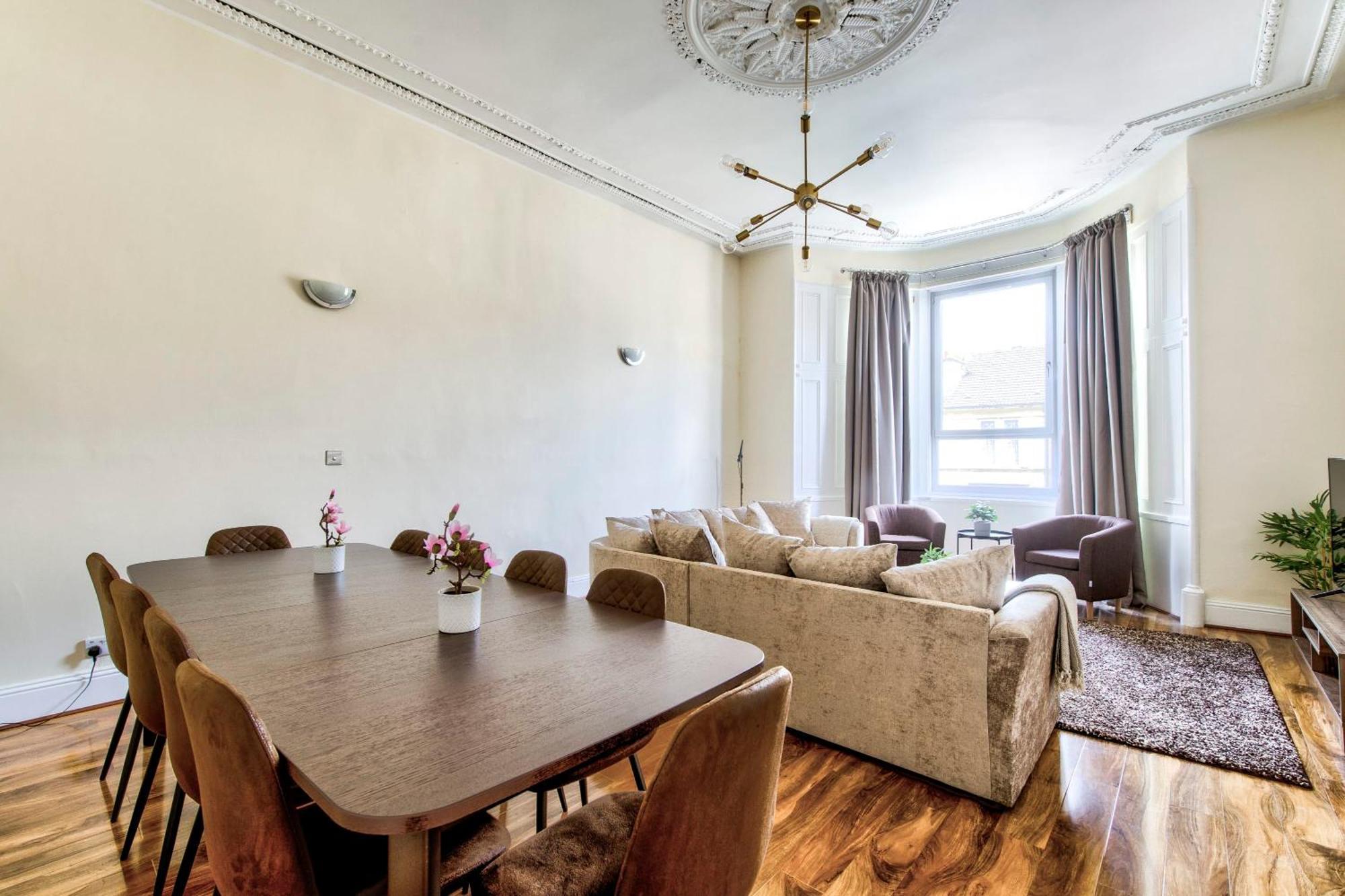 Stunning 5 Bedroom Apt, Close To Centre, Sec, Hydro And Motorway Appartement *