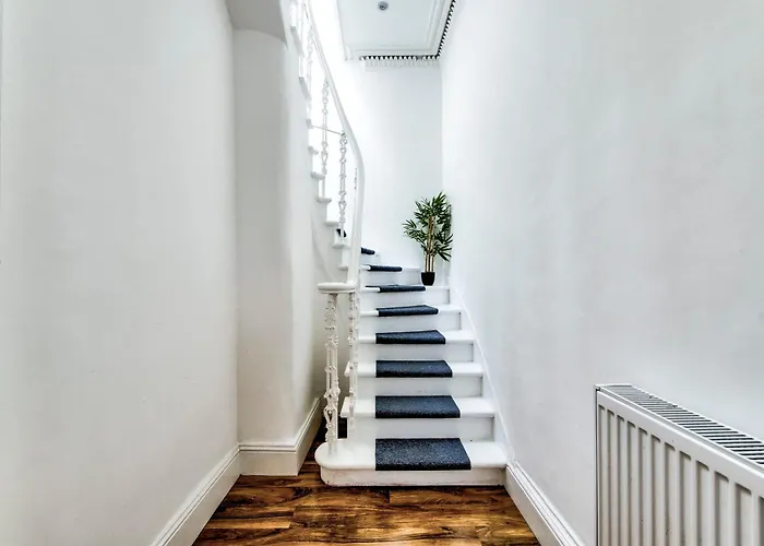 Stunning 5 Bedroom Apt, Close To City Centre, Sec, Hydro And Motorway